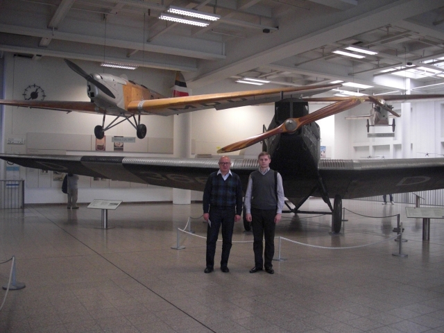 Владимир Ерасов и Михаил Горбовец у первого самолета «Junkers D366» с корпусом из гофрированного алюминия.